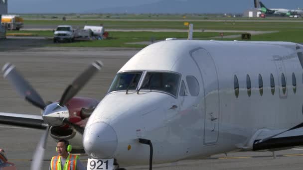 Grondpersoneel Staat Klaar Terwijl Turbopropeller Vliegtuigmotoren Start — Stockvideo