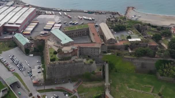 意大利Priamar要塞和Savona市周围的空中景观 无人驾驶飞机发射 — 图库视频影像