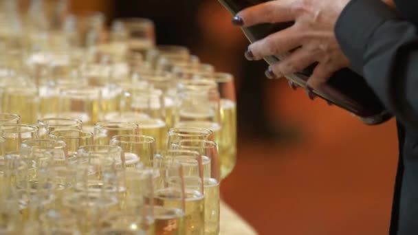 Versare Champagne Primo Piano Del Deposito Tavolo Pieno Flauti Champagne — Video Stock