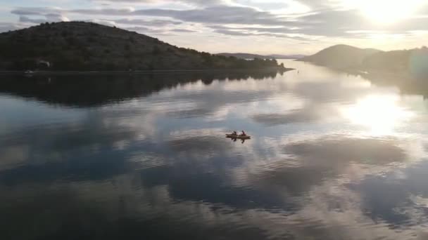 Aventura Caiaque Tranquilo Mar Adriático Com Nuvens Reflexão Sobre Água — Vídeo de Stock