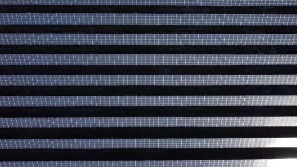 Blick Von Oben Auf Sonnenkollektoren Die Strom Aus Sonnenlicht Erzeugen — Stockvideo