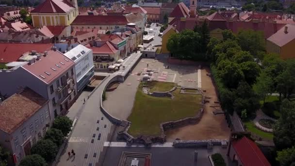 ハンガリーの2月郡に位置する中央Transdanubiaの中心街Szkesfehrrメインストリートのコロネーション スクエアの空中ドローン映像 — ストック動画