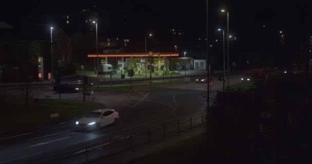 Tráfego Que Conduz Através Rotunda Trafalgar Noite Escura Novembro Cornwall — Vídeo de Stock