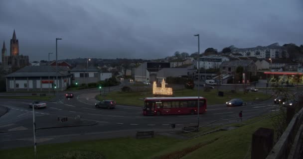 Truro Trafalgar Roundabout Миниатюрными Рождественскими Огнями Кафтанами Заднем Плане — стоковое видео