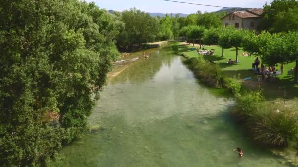 Gente Disfruta Día Soleado Agua Fría Del Río Cerca Del — Vídeos de Stock
