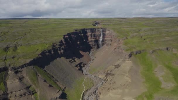Widok Panoramiczny Krajobraz Wodospadu Hengifoss Islandii Ściągnięcie Powietrza — Wideo stockowe