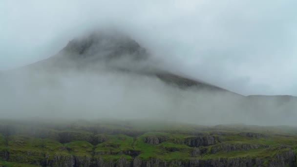 Mountain Obscure Door Dikke Mist Wolken Slow Motion Vanuit Lucht — Stockvideo
