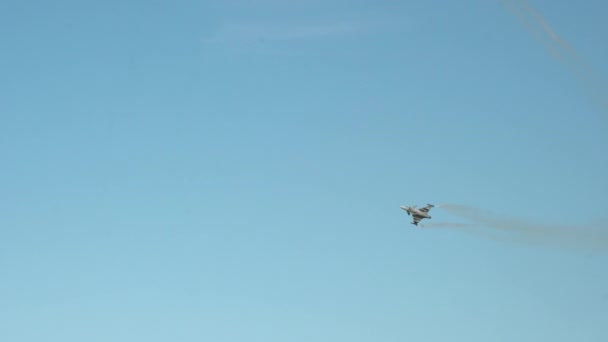在2021年的Gdynia Aerobaltic空展中 瑞典空军的Saab Jas Gripen多角色战斗机演示旋翼和转弯 — 图库视频影像