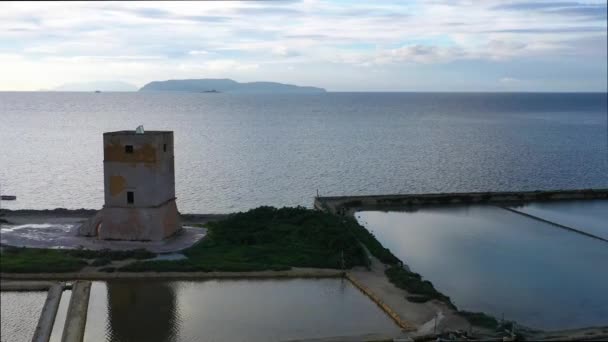 Luftaufnahme Vorbei Einem Turm Einer Salzfabrik Trapani Sizilien Kreisen Drohnenschuss — Stockvideo