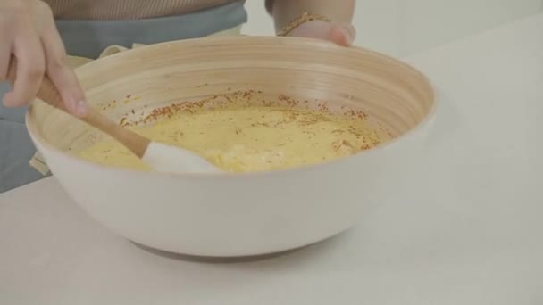 Närbild Kvinnliga Händer Slår Smöret Skålen Med Andra Ingredienser Köket — Stockvideo