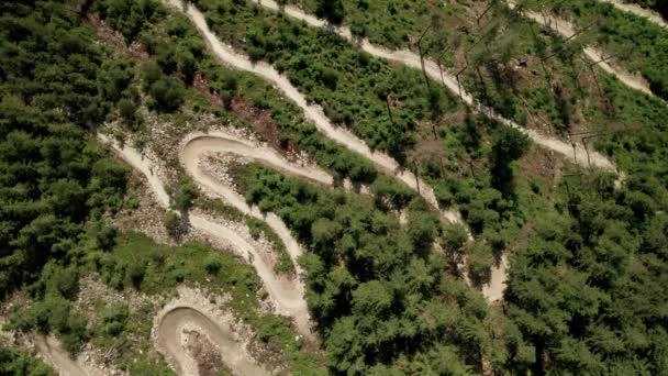 ドルニ モラヴァ チェコ共和国の山の中でMtb自転車道の空中ドローンポイント マウンテンバイクの曲がりくねった道を乗っている カメラが動かない — ストック動画