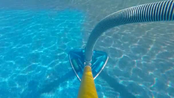 ポールショット上の真空水中で汚れたプールを掃除する — ストック動画