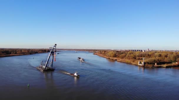 Rimorchio Rimorchiatore Alla Rinfusa Caricato Con Attrezzature Pesanti Attraverso Fiume — Video Stock