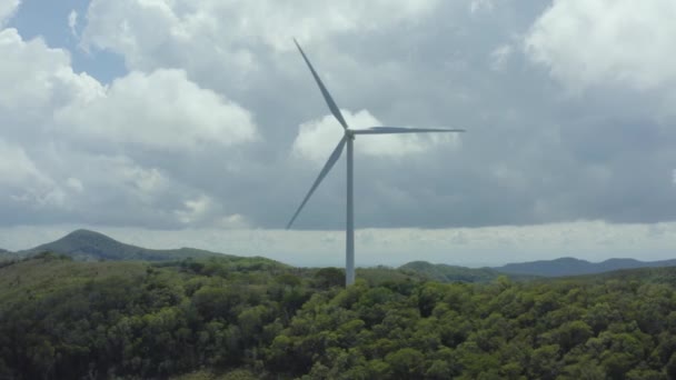 Scéna Větrnou Turbínou Rotující Proti Zatažené Obloze Vzdušné Kroužení — Stock video
