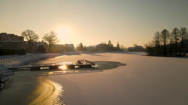 波兰北部戈洛沃Ilaweckie的Icy池塘在冬日落日的空中拍摄 — 图库视频影像