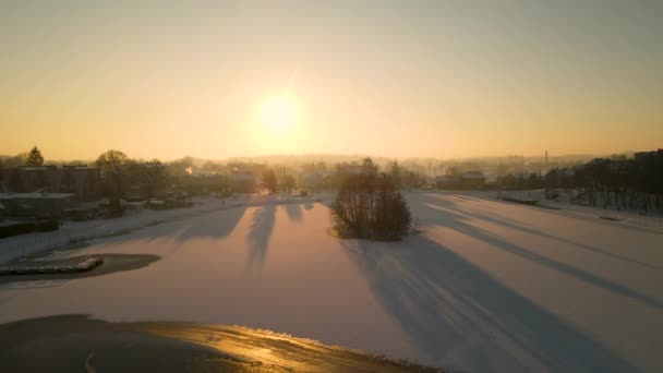 Snölandskap Stad Gorowo Ilaweckie Bakgrundsbelyst Levande Solnedgång Norra Polen Flygdrönare — Stockvideo