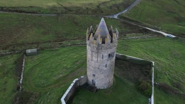 Замок Дунагор Ирландия Вид Воздуха Средневековую Каменную Башню Зеленом Прибрежном — стоковое видео