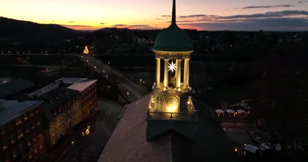 Estrela Morávia Campanário Topo Campanário Igreja Aéreo Luzes Natal Noite — Vídeo de Stock