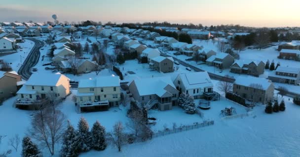 Woningen Buurt Van Bedekt Met Verse Wintersneeuw Achtertuinzicht Als Zon — Stockvideo