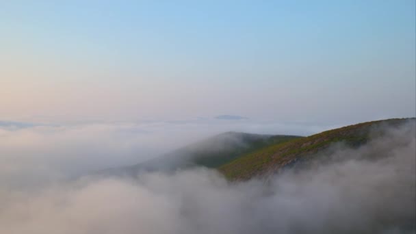 Nebel Verschwindet Bei Sonnenaufgang Zeitraffer Vom Berg — Stockvideo