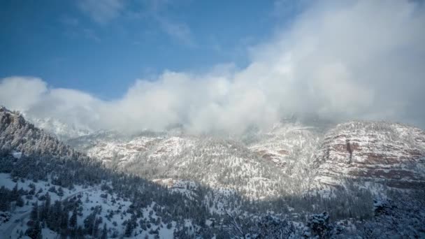 Tijdsverloop Wolken Boven Besneeuwde Bergtoppen Zonnige Winterdag — Stockvideo