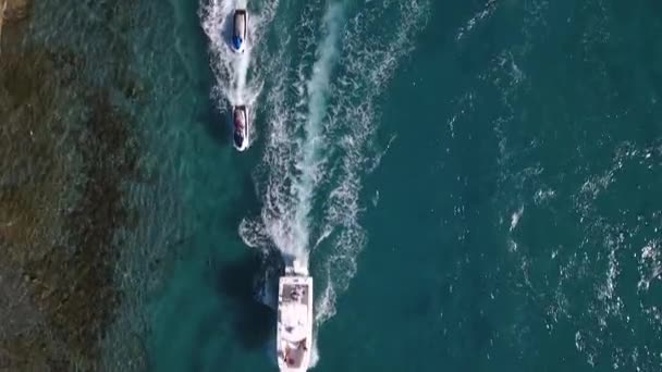 ボカラトンフロリダ州の運河を通過する1ボートと2ジェットスキーのトップダウンビュー — ストック動画