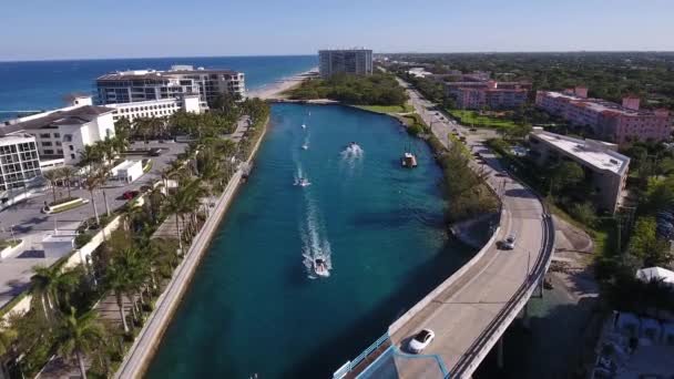 Dron Přelétající Přes Most Přes Kanál Boca Raton Florida Sklon — Stock video