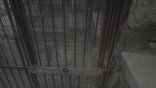 Poussée Dramatique Vers Porte Une Cage Extérieure — Video