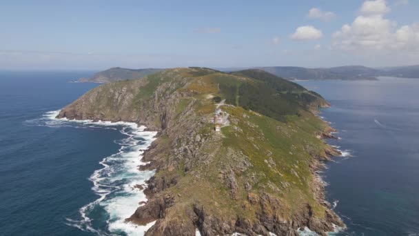 Cabo Finisterre Galícia Spanyolország Világítótorony Egy Hegyen Sziklaszirttel — Stock videók