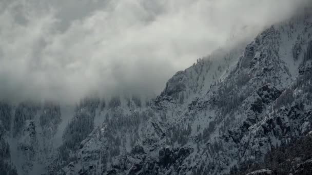 Timelapse Ciemne Chmury Nad Zaśnieżonymi Wzgórzami Zimnym Białym Zimowym Krajobrazie — Wideo stockowe