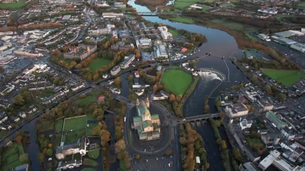 Catedral Galway Por Río Corrib Irlanda Vista Aérea Moderno Edificio — Vídeos de Stock