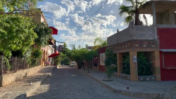 Man Crosses Street Triunfo Baja Mexico — Stock Video