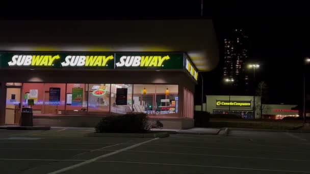 4K解像度で夜の地下鉄店の屋外ショット — ストック動画