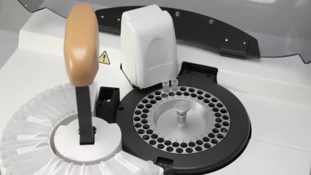 Bordsskiva Fully Automated Chemistry Analyzer Machine Transfer Specimen Närbild — Stockvideo