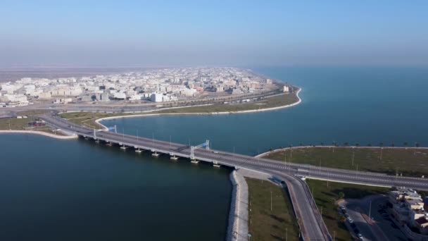 晴れた日にペルシャ湾の橋でシーン 空中降下 — ストック動画