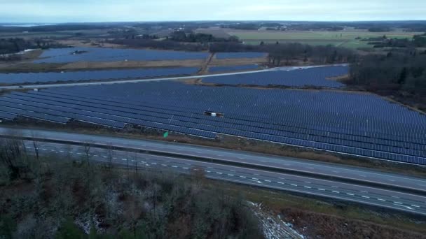 Parque Solar Células Dia Nublado Estrada Infraestrutura País Nórdico Órbita — Vídeo de Stock
