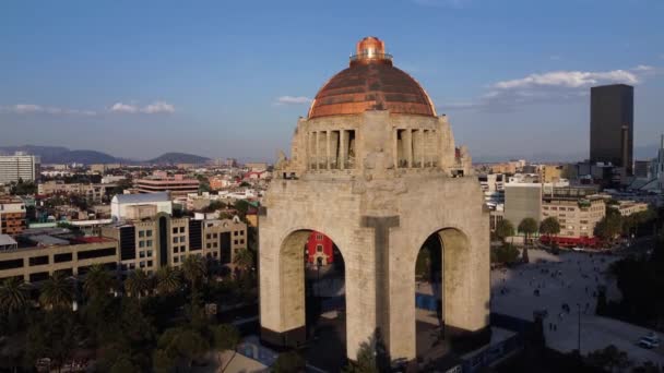 Dolly Shot Acercándose Terraza Monumento Revolución Con Vista Una Escultura — Vídeos de Stock