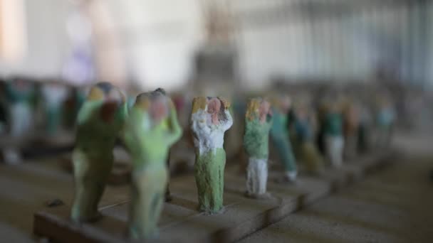 Gros Plan Statues Miniatures Représentant Des Prisonniers Guerre — Video