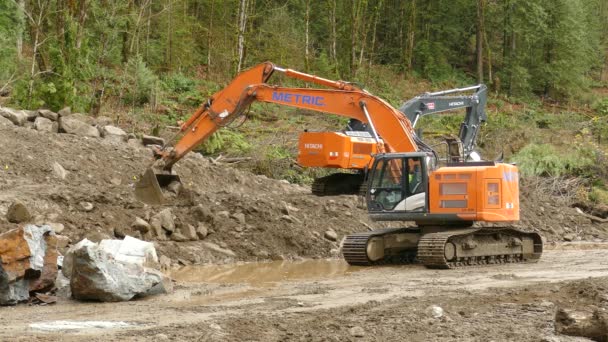 Trabajos Reparación Excavadoras Moviendo Tierra Rocas Entorno Forestal — Vídeo de stock