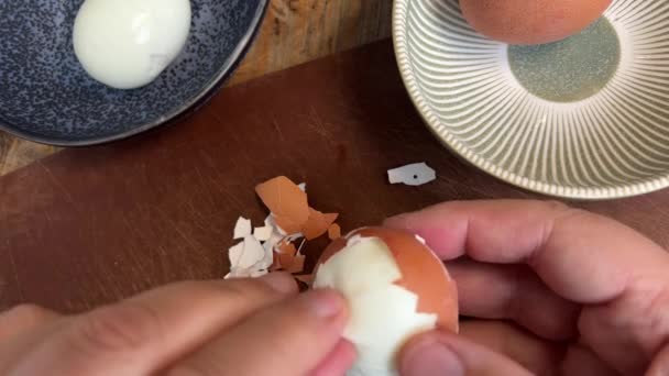 Peeling Hard Boiled Eggs Close — Stock Video