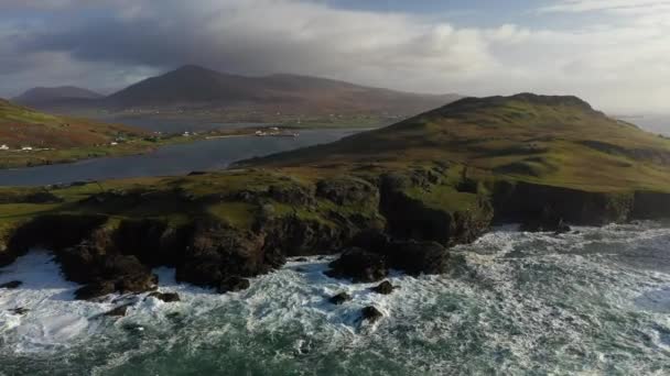 Rotierende Filmische Drohne Fotografiert Die Meereswellen Und Die Küste Den — Stockvideo