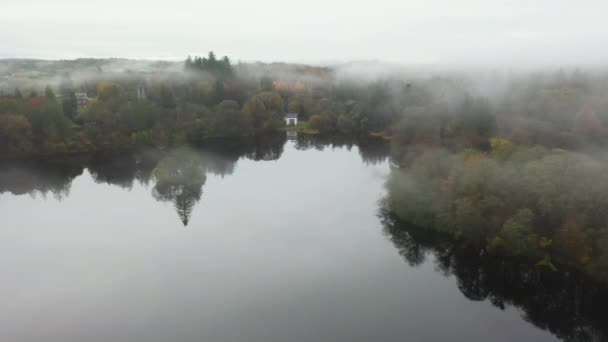 Drone Cinematográfico Pequeno Edifício Lado Rio Eske Donegal Irlanda — Vídeo de Stock