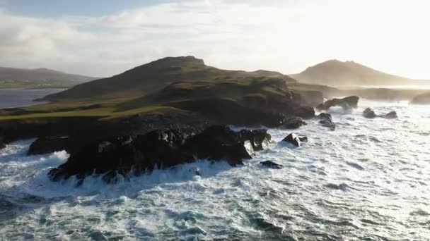 アイルランドのアシュラムの白い崖の岩に衝突する波の回転するドローン撮影 — ストック動画