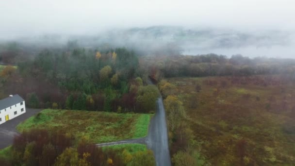 Seguindo Drone Tiro Longo Uma Estrada Seguida Revelando Rio Eske — Vídeo de Stock