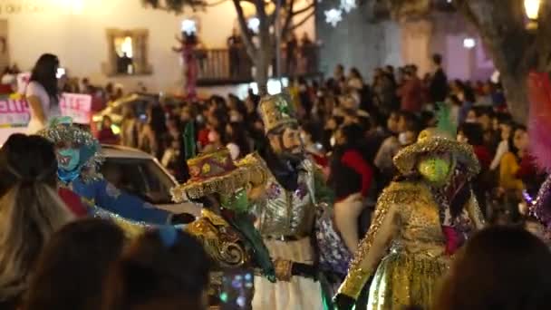 カーニバル タクスコ メキシコ コスチュームの人々と踊り手の群衆夜の街の通り — ストック動画