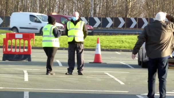 Mensen Passeren Covid Medisch Personeel Werken Parkeerplaats Van Het Testcentrum — Stockvideo