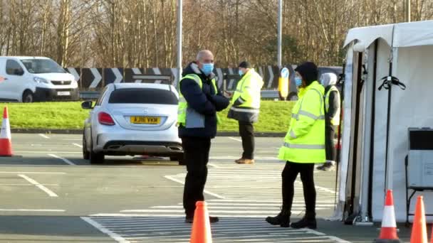 Covid Medisch Personeel Dat Werkt Parkeerplaats Van Het Testcentrum Tijdens — Stockvideo