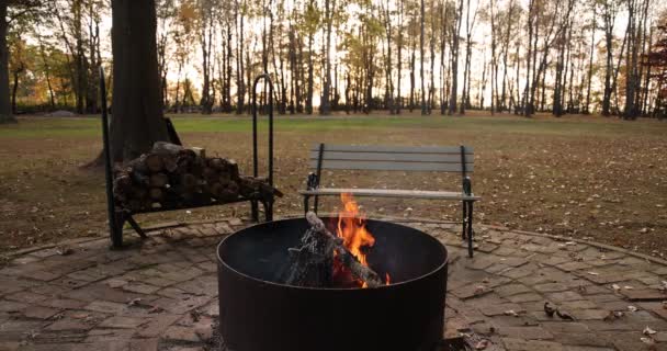Tohle Trojnožkový Záběr Ohniště Ohněm Hořícím Večer Podzim — Stock video