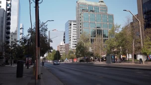 Tilt Cars Driving Quiet Avenue Modern Business Área Daytime Santiago — Vídeos de Stock