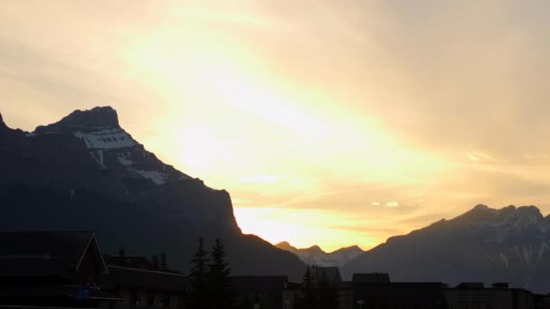 Zeitraffer Des Sonnenuntergangs Über Der Bergkette Canmore Alberta — Stockvideo